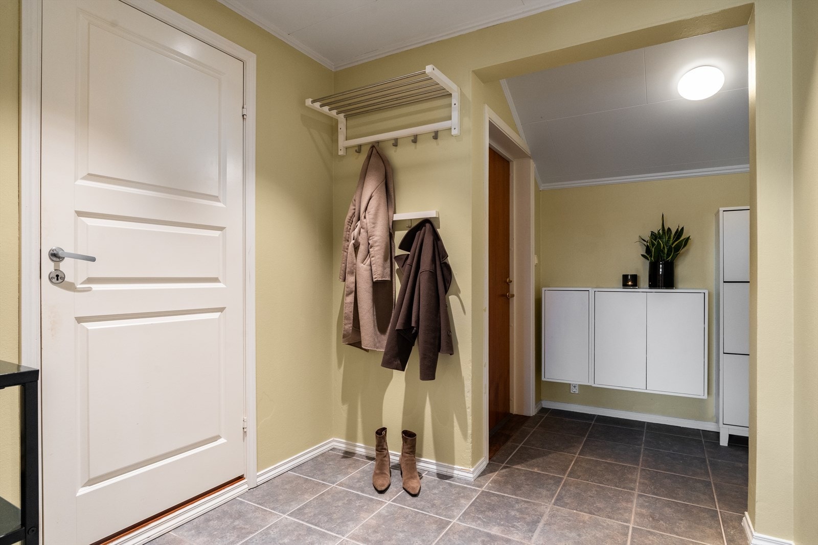 God plass til å henge fra seg yttertøy og plassere sine sko. Galleribilde