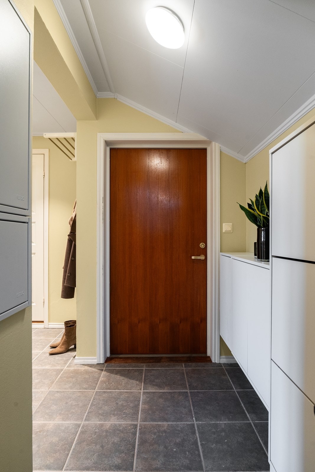 Entrè har plass til skohylle og annet møblement. Galleribilde