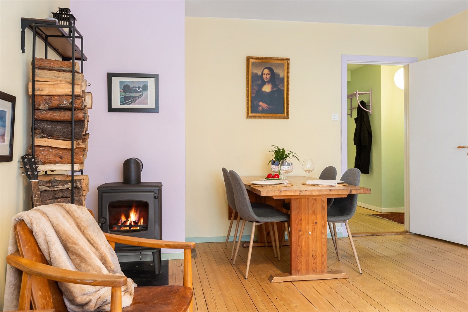 Rommets størrelse tillater plass til både sofagruppe med tilhørende bord og mediebenk samt spisestue med plass til flere gjester. Galleribilde