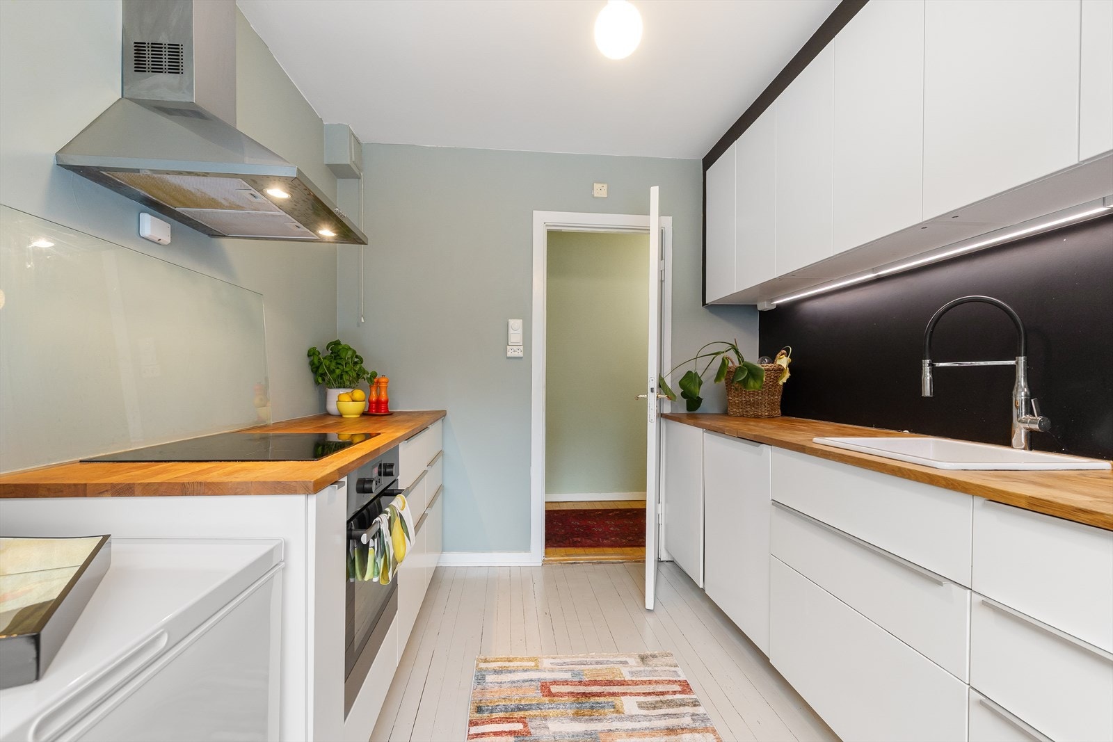 Integrert stekeovn, platetopp og avtrekksvifte fra IKEA, oppvaskmaskin fra Miele og kjøleskap fra Igloo. Galleribilde