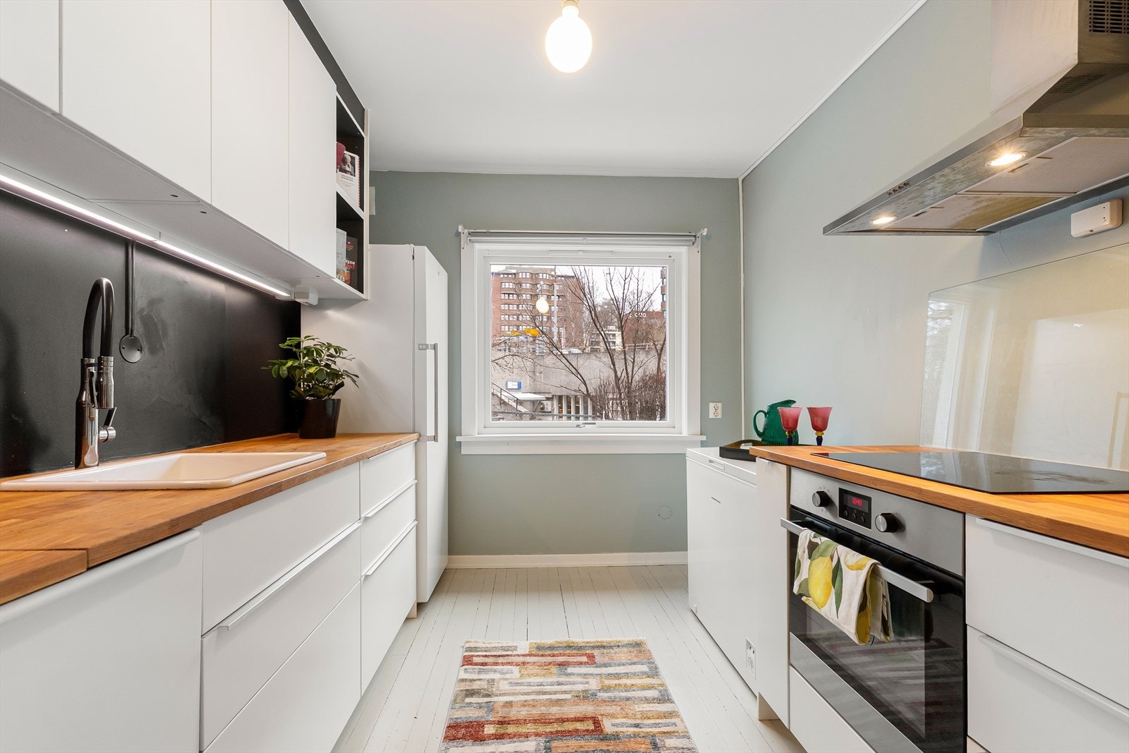 Her får du en lys og gjennomgående 2-roms leilighet med god planløsning og sentral beliggenhet på Tøyen - Heibergløkka. Galleribilde