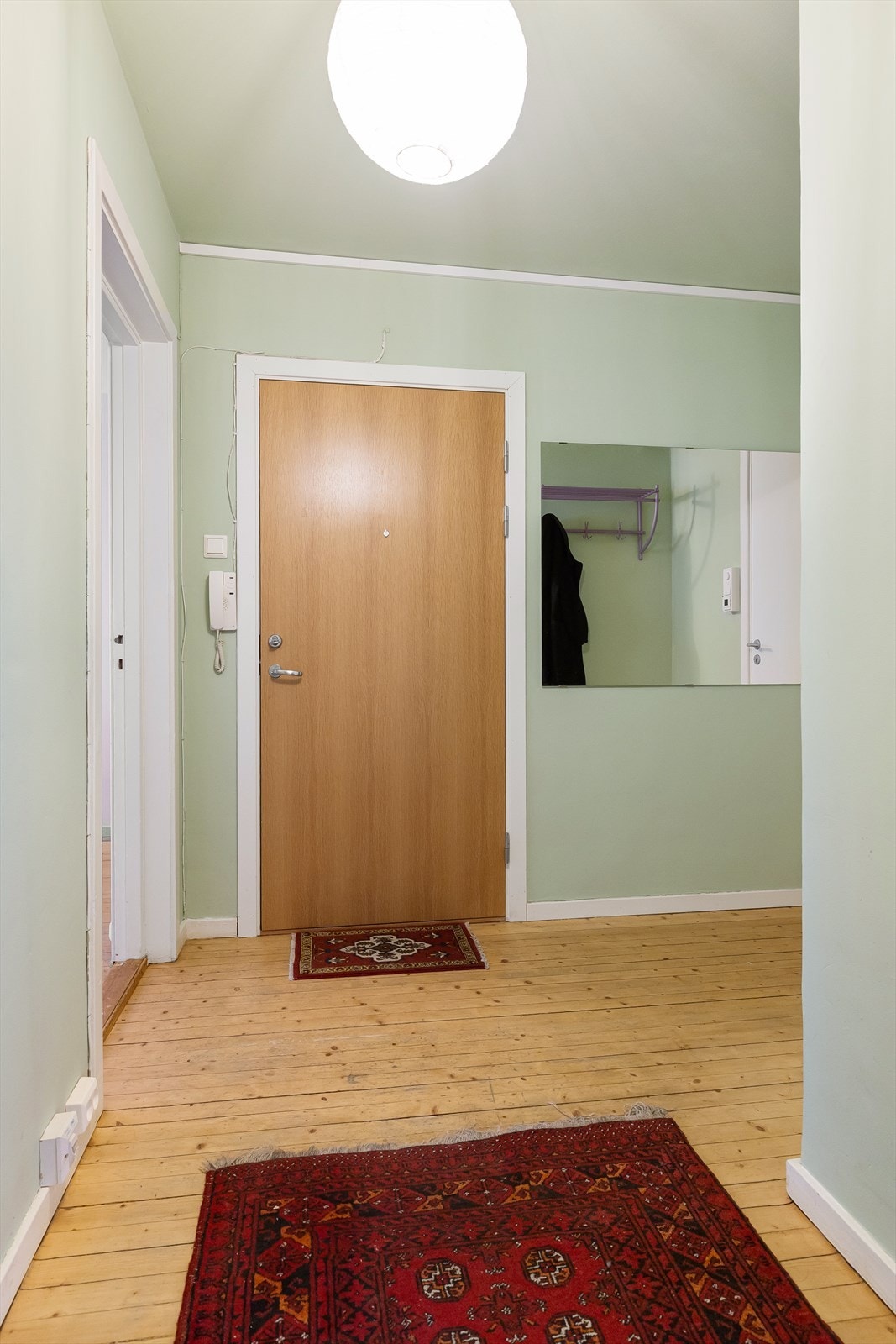 Entréen fungerer som et knutepunkt mellom alle boligens rom. Galleribilde