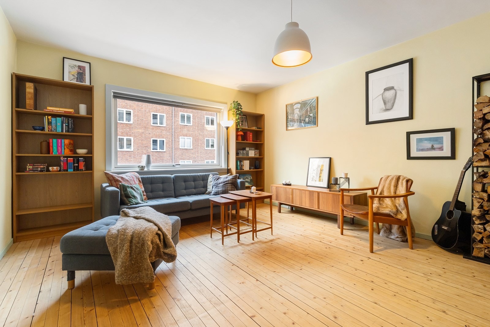 Fra entréen tar du deg inn til hjertet av leiligheten, nemlig stuen. Galleribilde