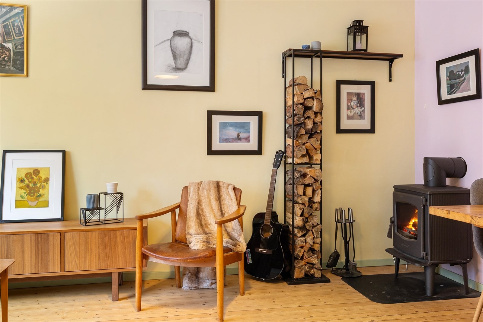 I hjørnet finner du en vedovn som både skaper god stemning samtidig som at den avgir godt med varme. Galleribilde