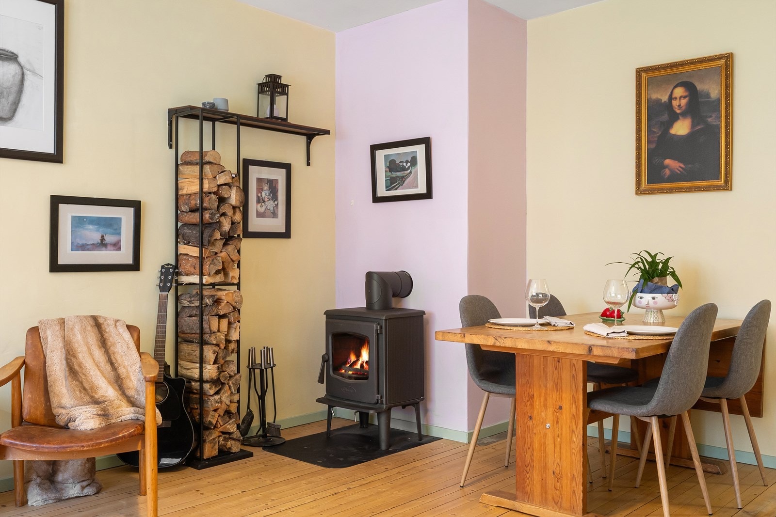 Stuen er et naturlig samlingspunkt og perfekt til å arrangere hyggelige begivenheter med venner og familie. Galleribilde