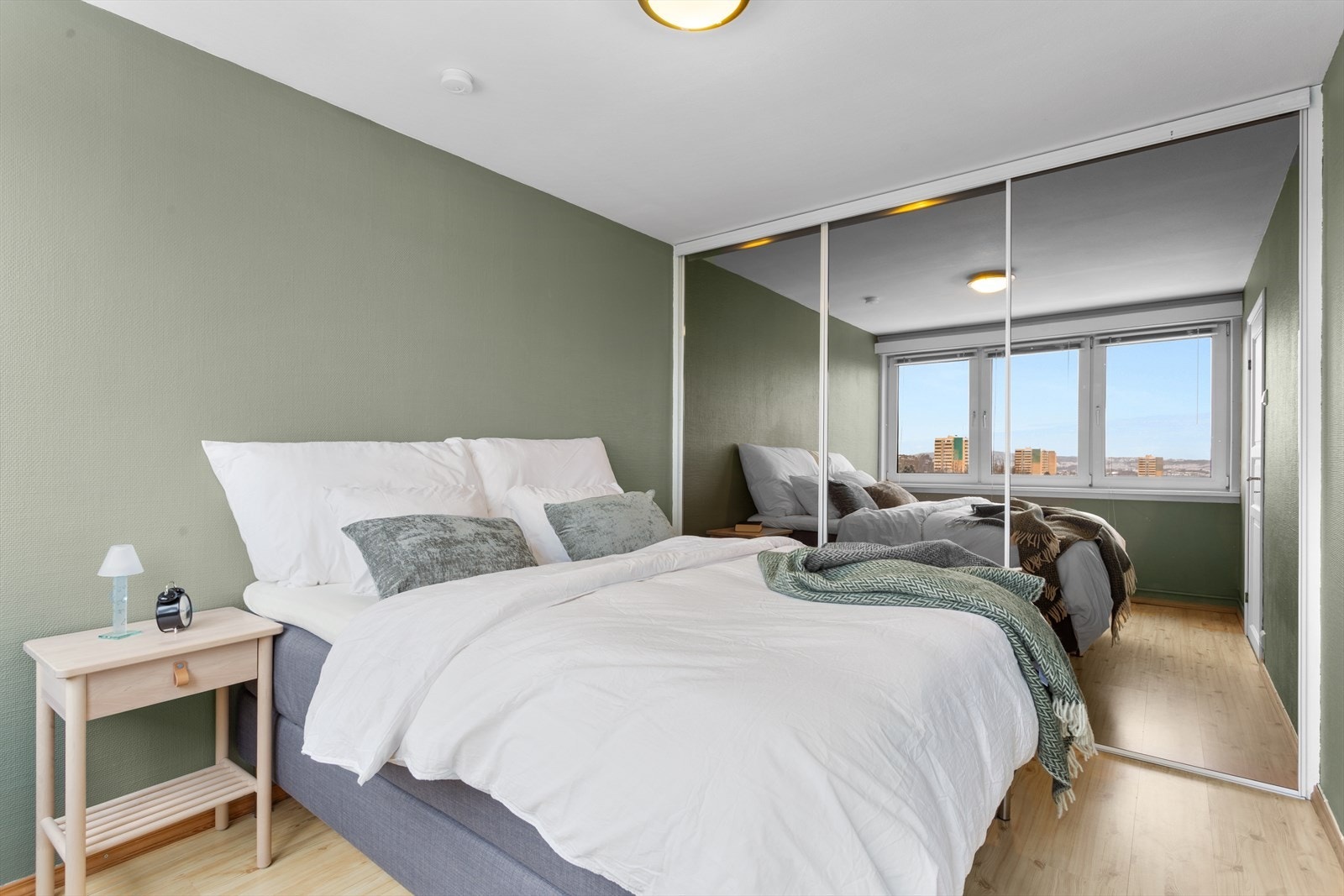 Soverom med stort skyvedørsgarderobe. Galleribilde