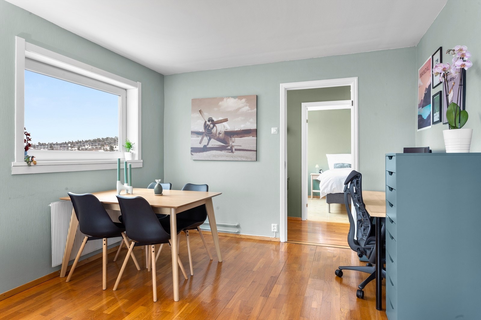 Spiseplass og kontorplass i stue Galleribilde