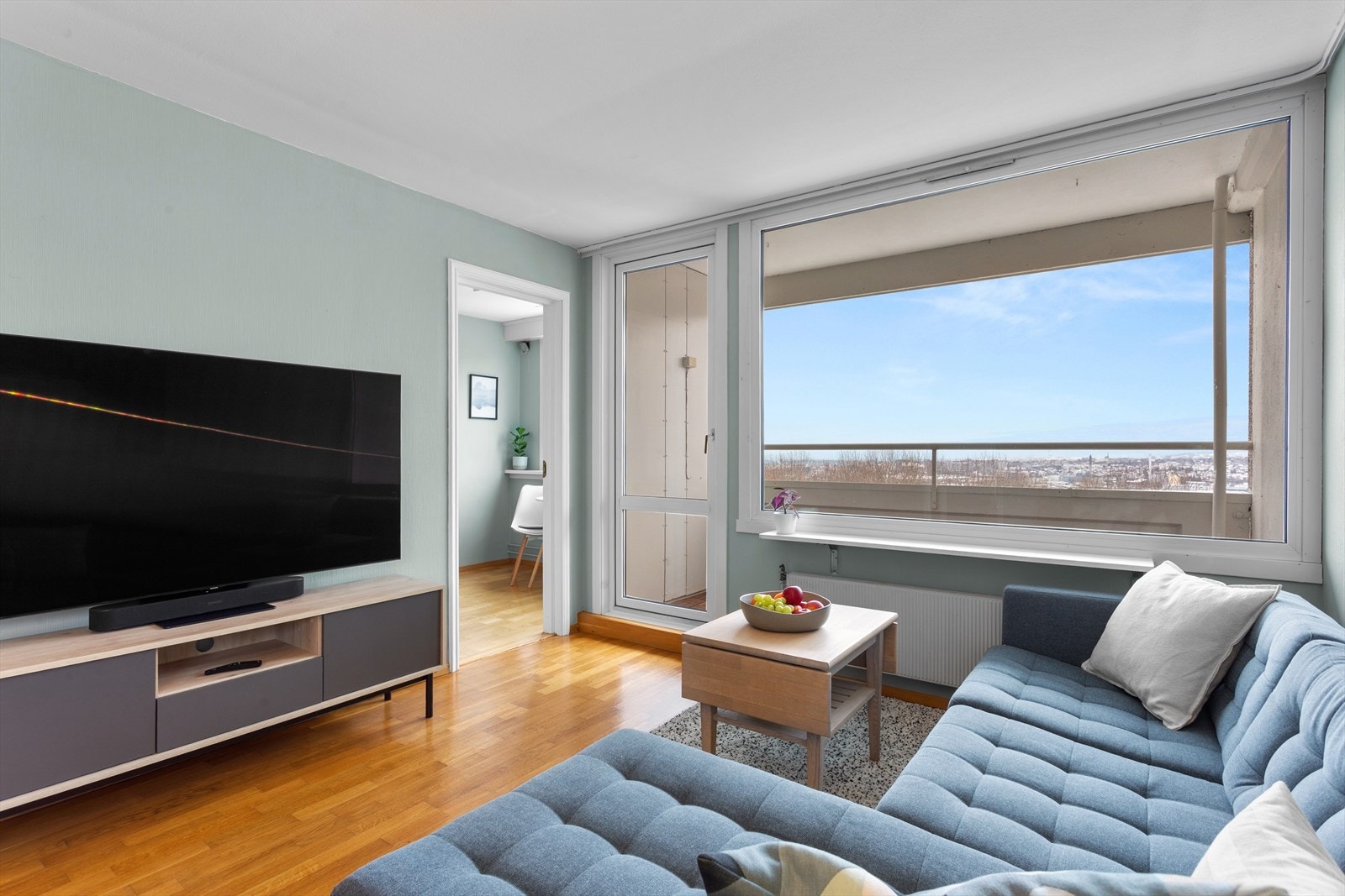 Romslig stue med store vindusflater som gir rikelig med naturlig lys. Galleribilde