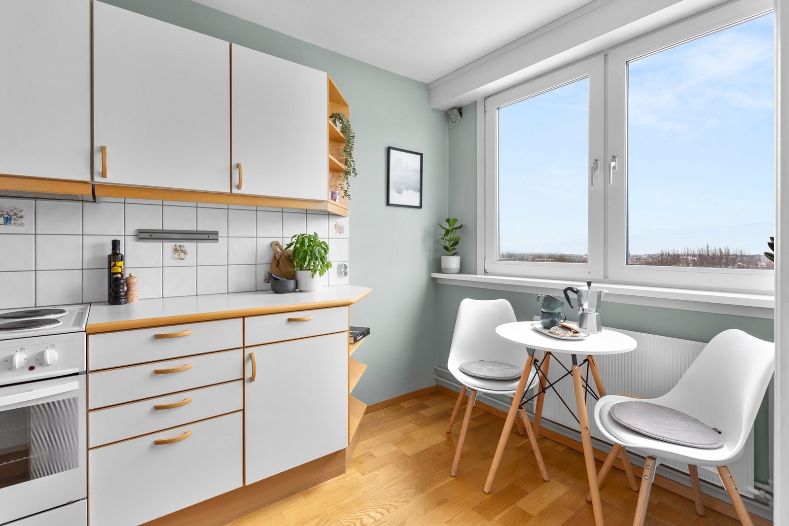 Kjøkken med spiseplass ved vinduet. Galleribilde