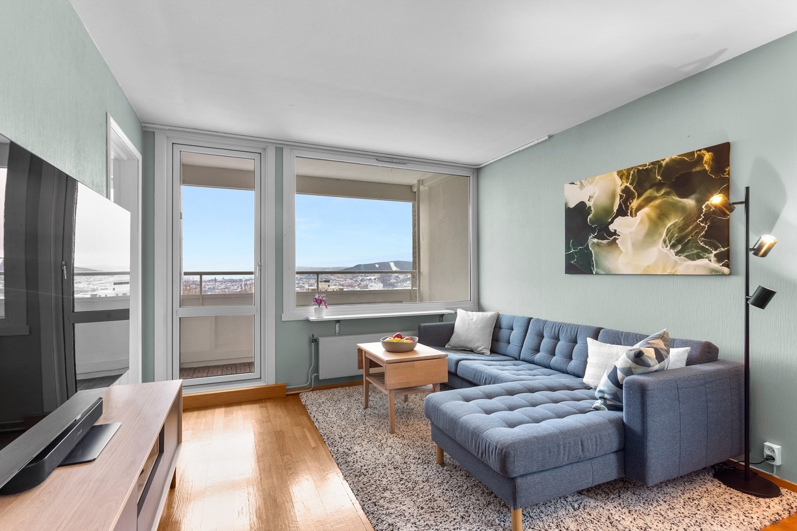 Romslig stue med store vindusflater som gir rikelig med naturlig lys. Galleribilde