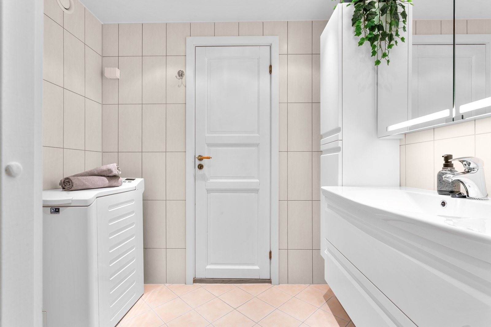 Flott flislagt bad som er rehabilitert i regi av borettslaget i 2013 med nye overflater, membran, sluk og røropplegg. Galleribilde