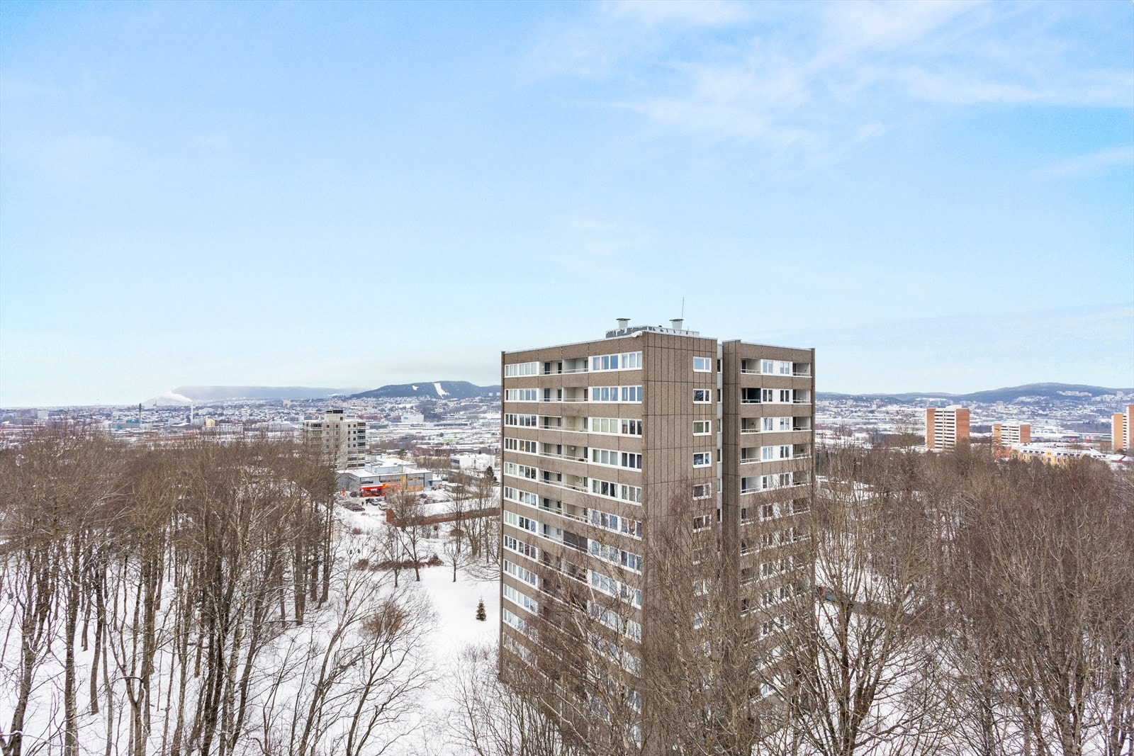 Vest-nordvestvendt balkong på ca. 5 m² med fantastisk utsikt over byen og gode solforhold. Galleribilde