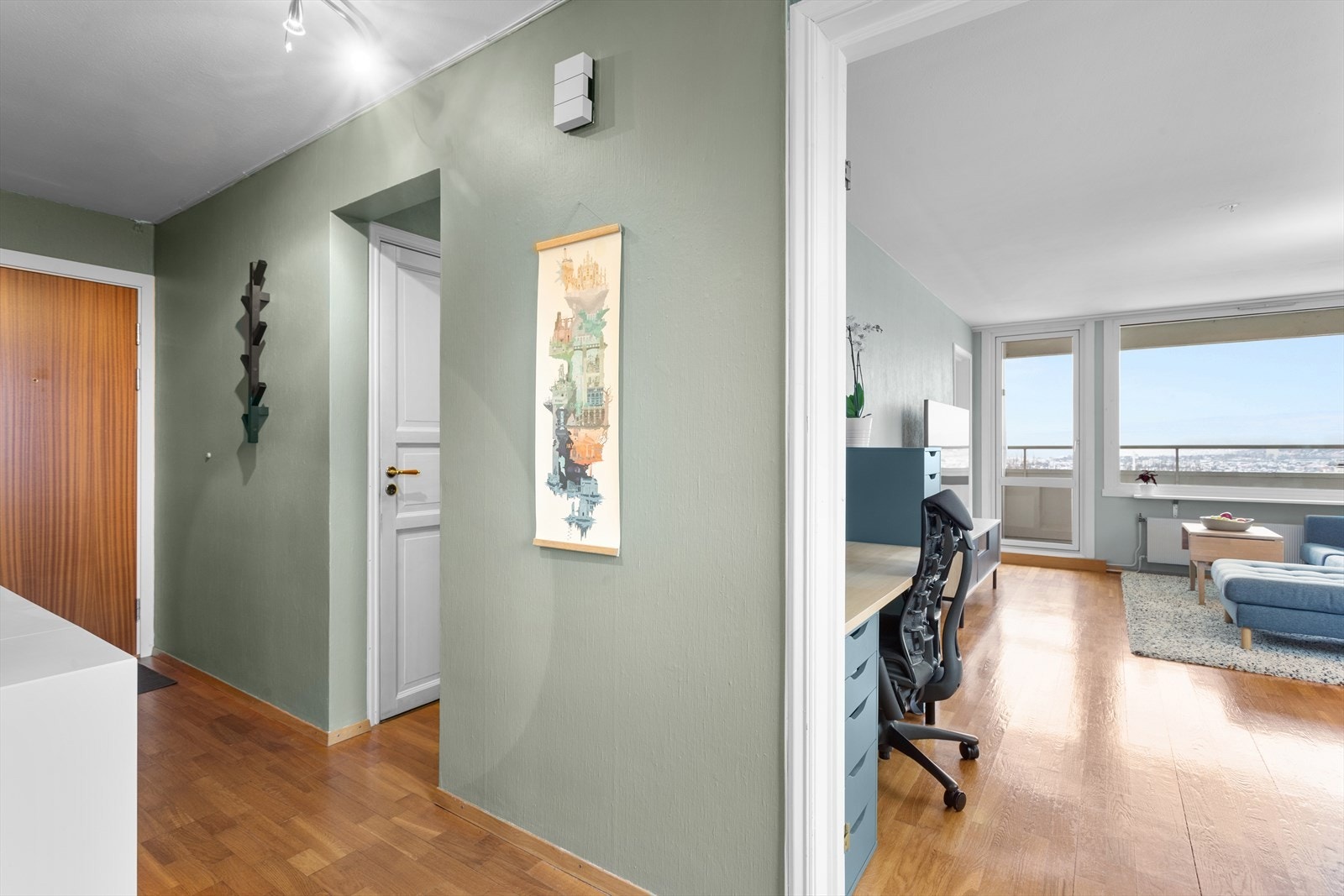 Romslig entré har god plass til sko og yttertøy. Galleribilde