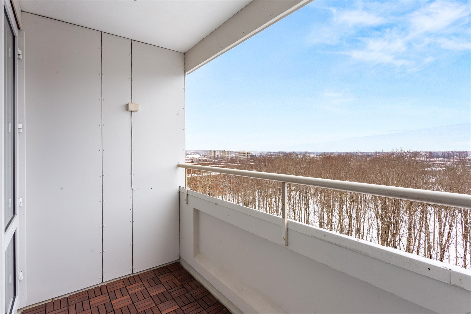 Vest-nordvestvendt balkong på ca. 5 m² med fantastisk utsikt over byen og gode solforhold. Galleribilde