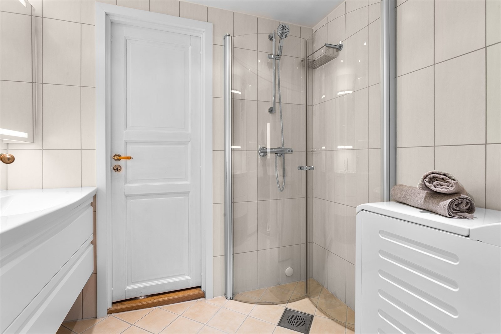 Flott flislagt bad som er rehabilitert i regi av borettslaget i 2013 med nye overflater, membran, sluk og røropplegg. Galleribilde