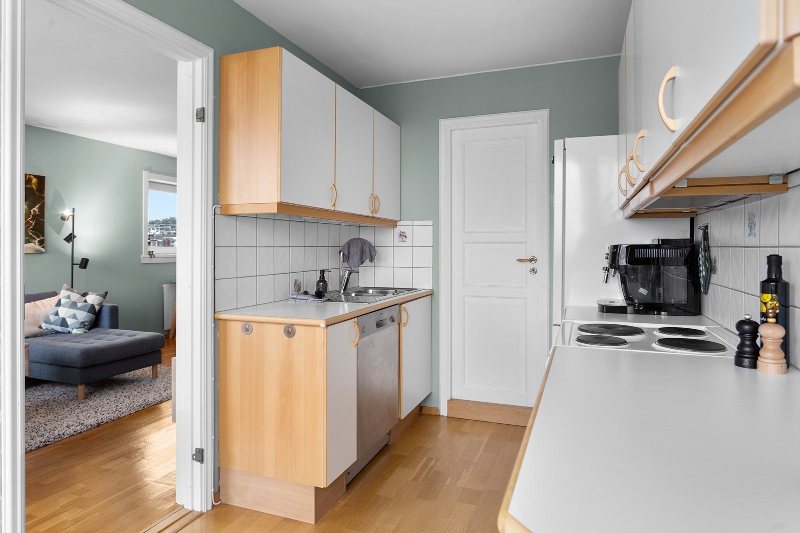 HTH-kjokken med opplegg til vaskemaskin. Galleribilde