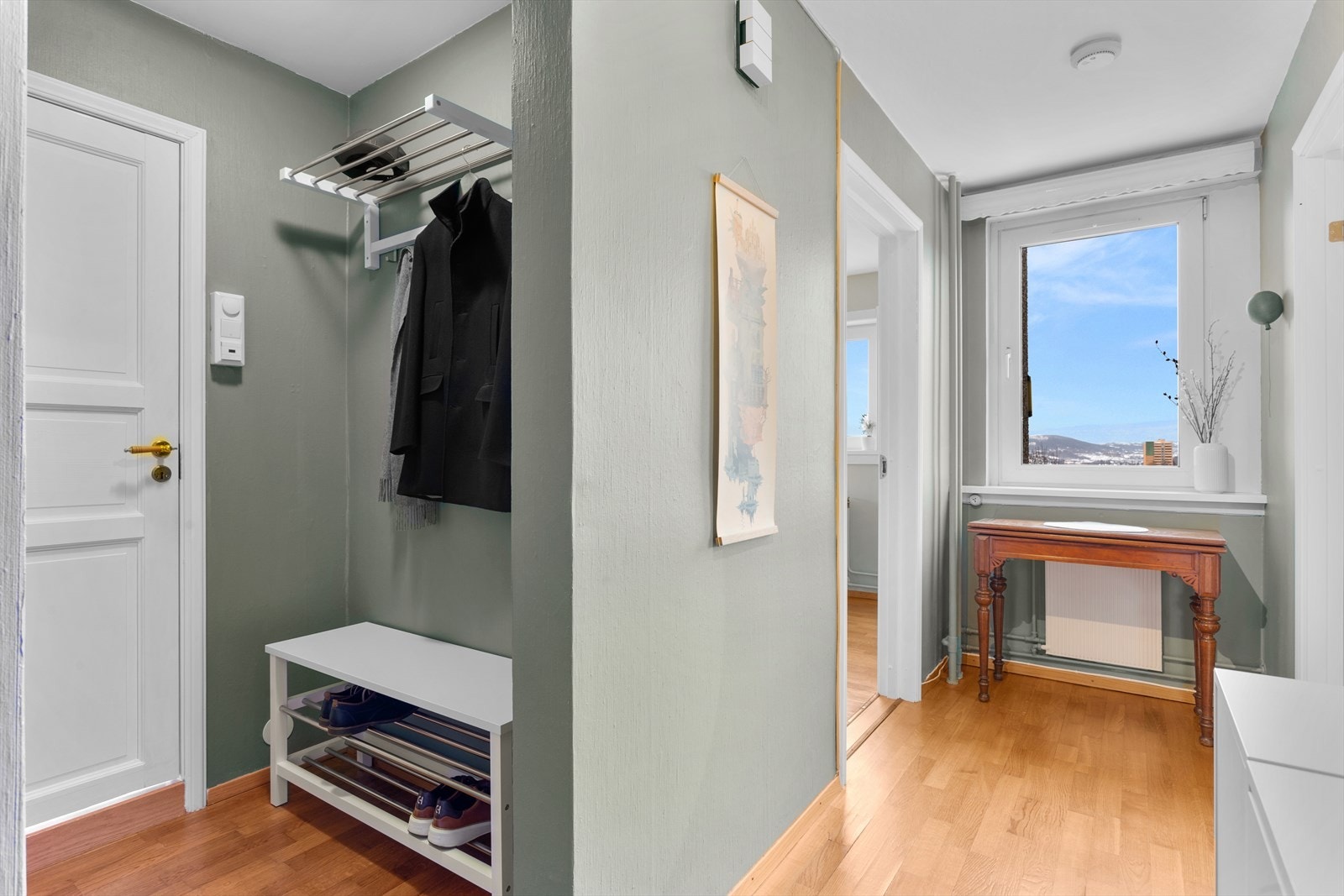 Entréen har god plass til sko og yttertøy. Galleribilde
