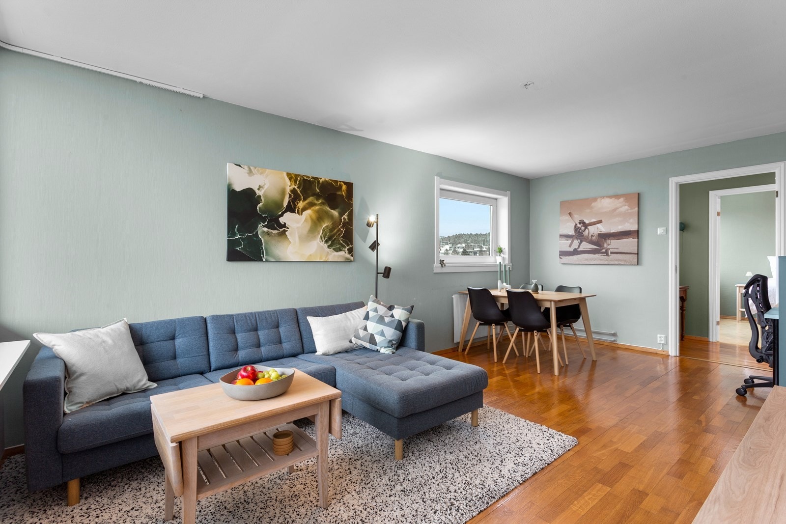 Romslig stue med plass til både sofa og spiseplass. Galleribilde