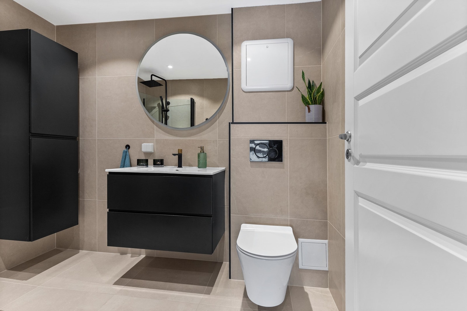 Badet er pent flislagt på gulv og vegger med elektrisk gulvvarme. Galleribilde