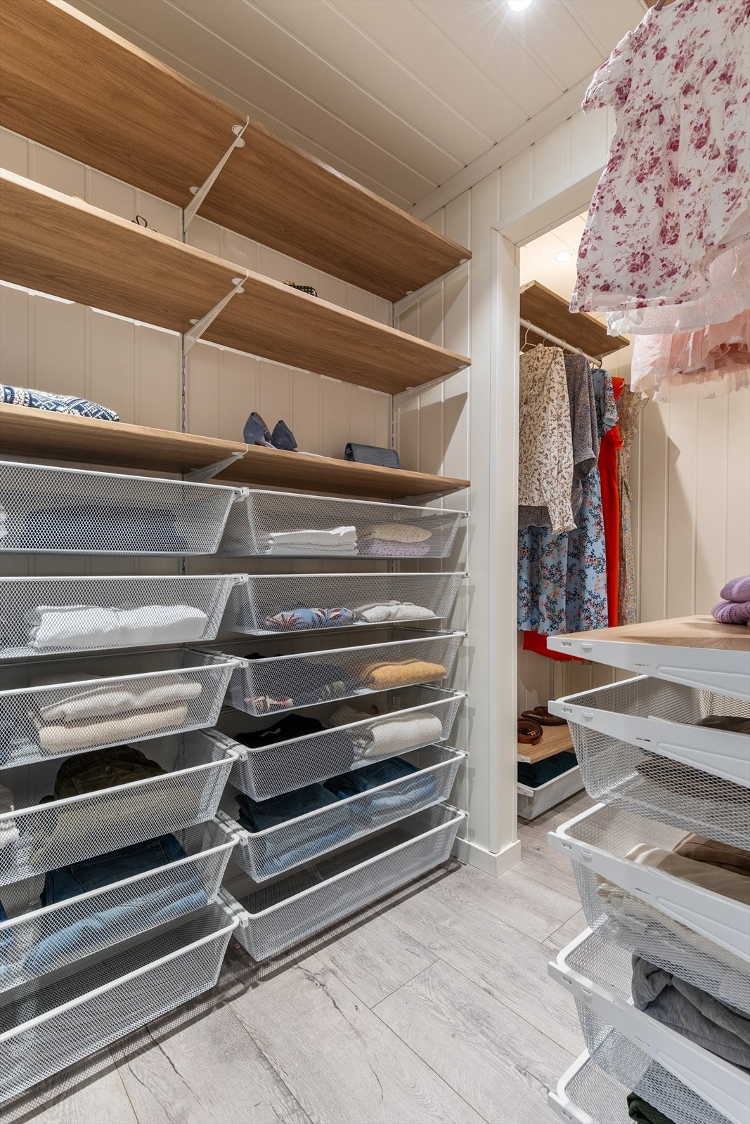 I 2. etasje er det også en romslig bod med rikelig oppbevaringsplass. Her kan man enkelt holde system i sesongklær med enkel tilgang. Galleribilde