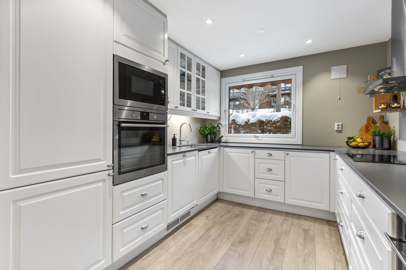 Det er rikelig med oppbevaringsplass i skuffer og skap og den store benkeplaten er en god arbeidsbenk for matlaging. Galleribilde