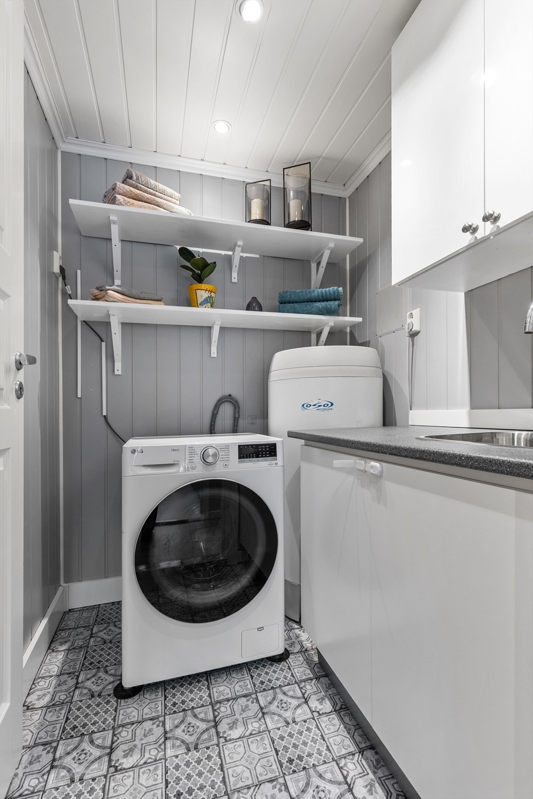 Vaskerommet er også et praktisk rom som forenkler hverdagen, og har flere løsninger som gjør klesvasken enklere. Innredet med vaskeromsinnredning med nedfelt vaskekum, og opplegg for vaskemaskin. Galleribilde