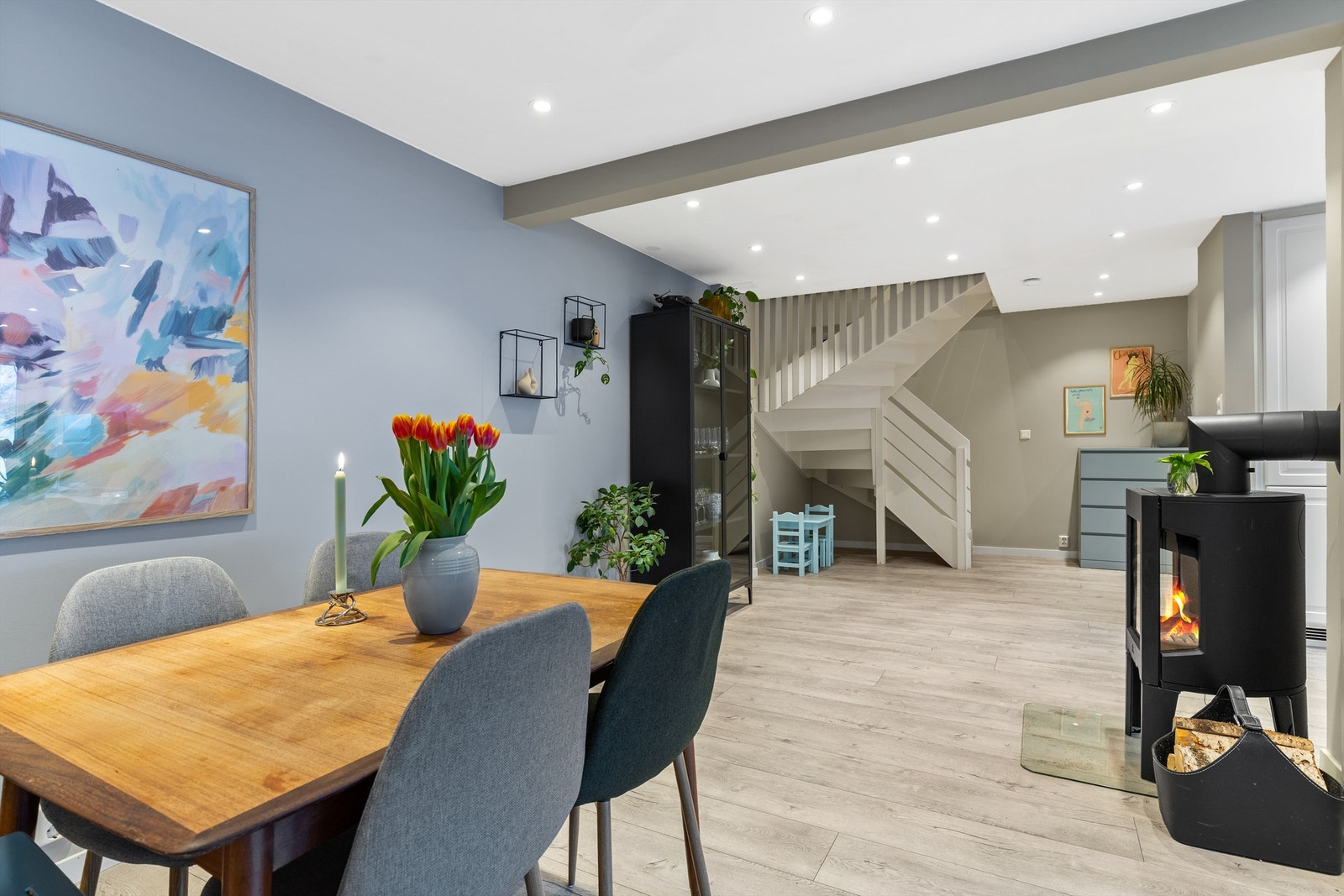 I naturlig overgang mellom stue og kjøkken er det naturlig å møblere med et spisebord. Galleribilde