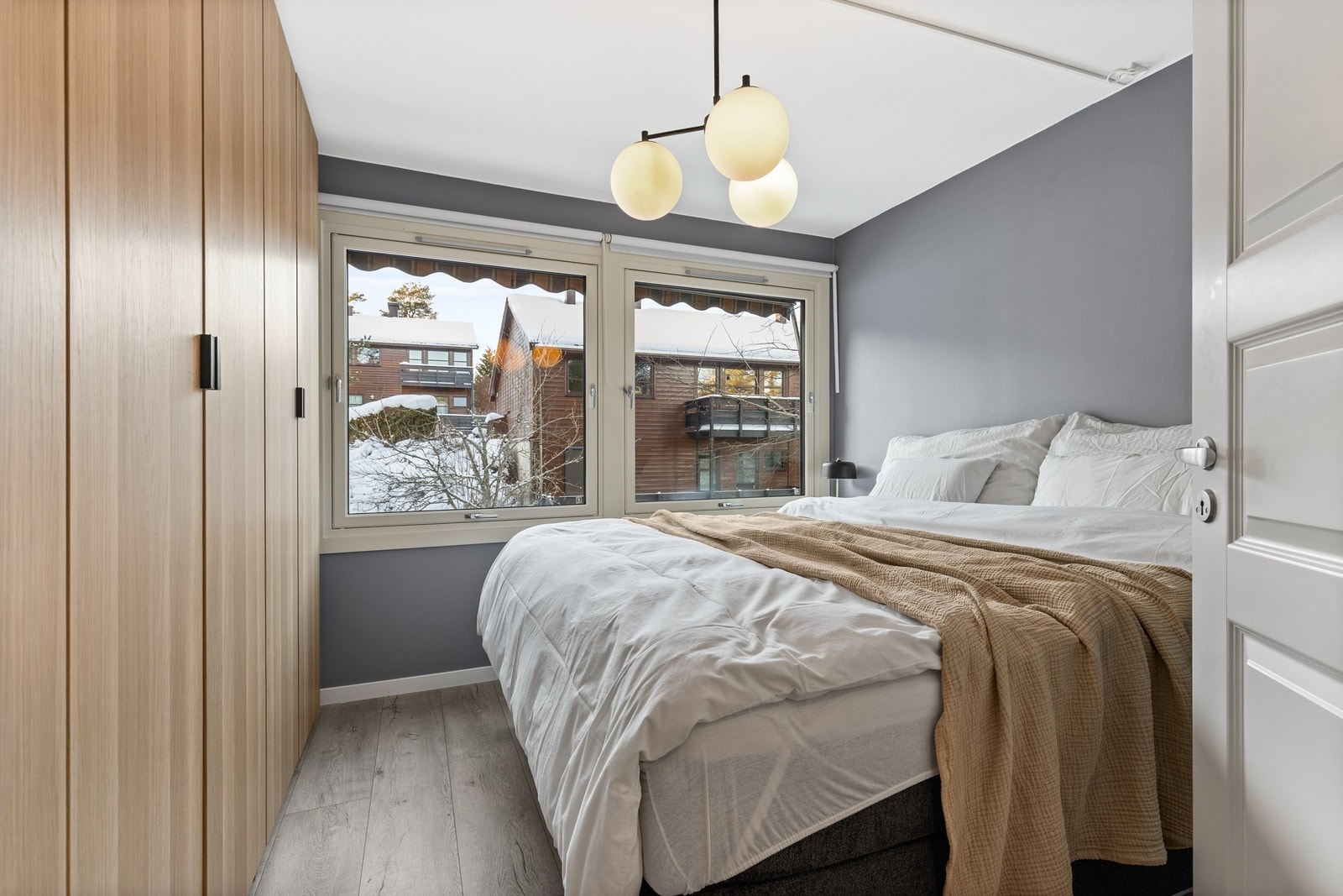 Hovedsoverommet er av god størrelse og har plass til dobbeltseng og tilhørende nattbord. Galleribilde