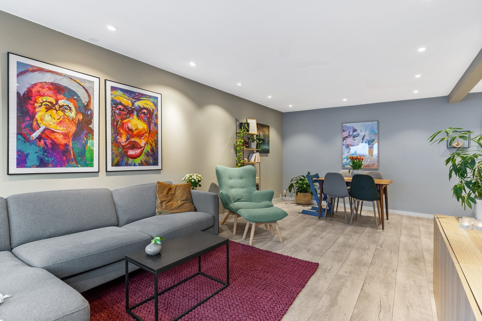 Stuen er romslig og det er naturlig å møblere i soner. Galleribilde