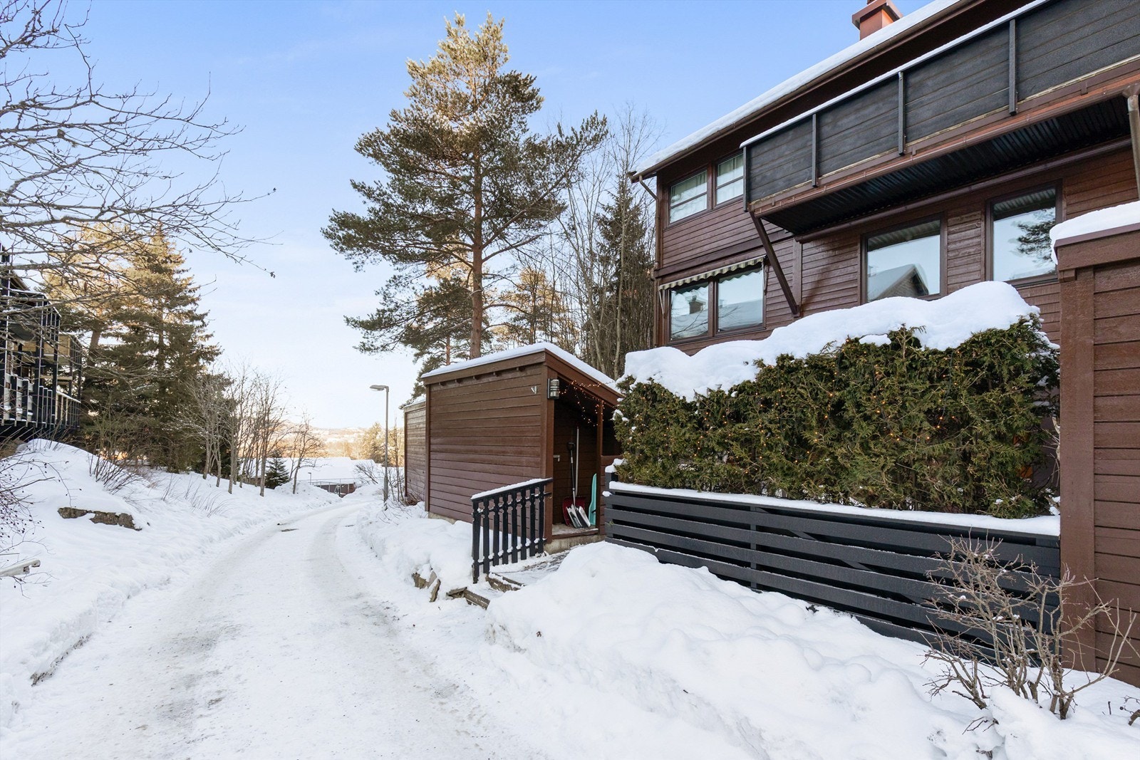 Et barnevennlig og romslig rekkehus med flere funksjonelle og praktiske kvaliteter, samt nærhet til marka og det du har behov for i hverdagen. Galleribilde