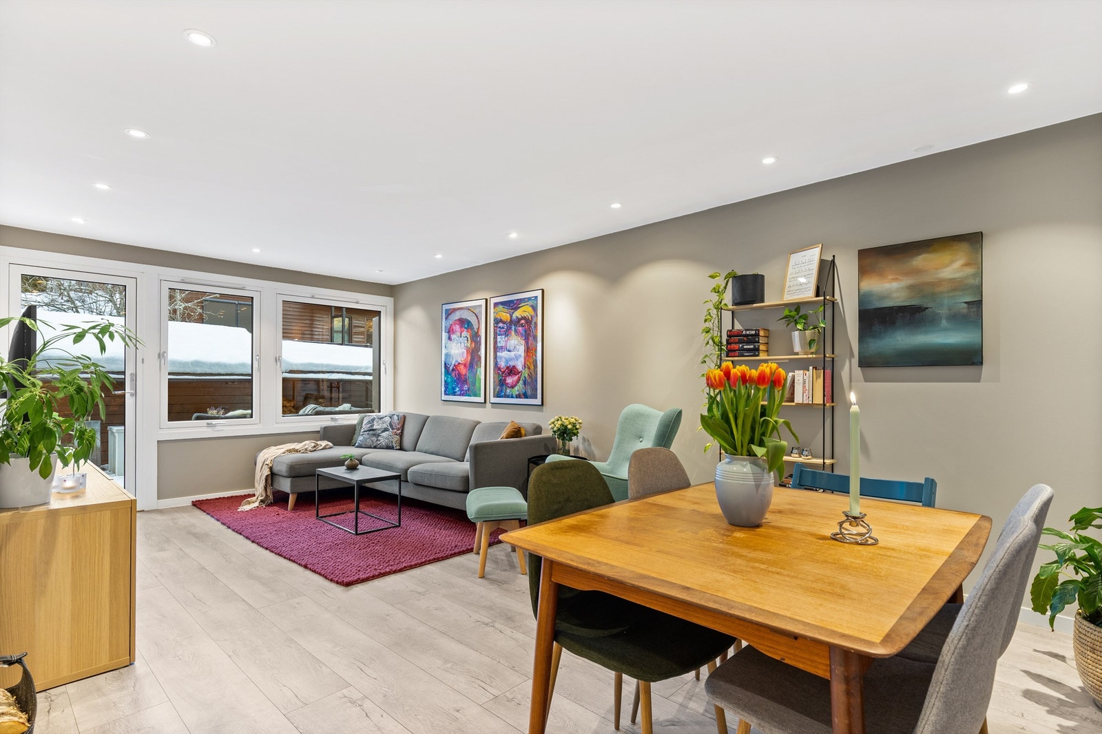 Boligens første etasje er et naturlig samlingspunkt, og består av stue, kjøkken og utgang til en romslig balkong. Galleribilde