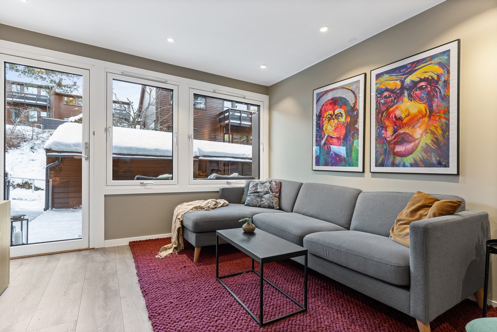 Det er god plass til sofa, salongbord og TV-seksjon. Herfra er det utgang til en herlig uteplass. Galleribilde