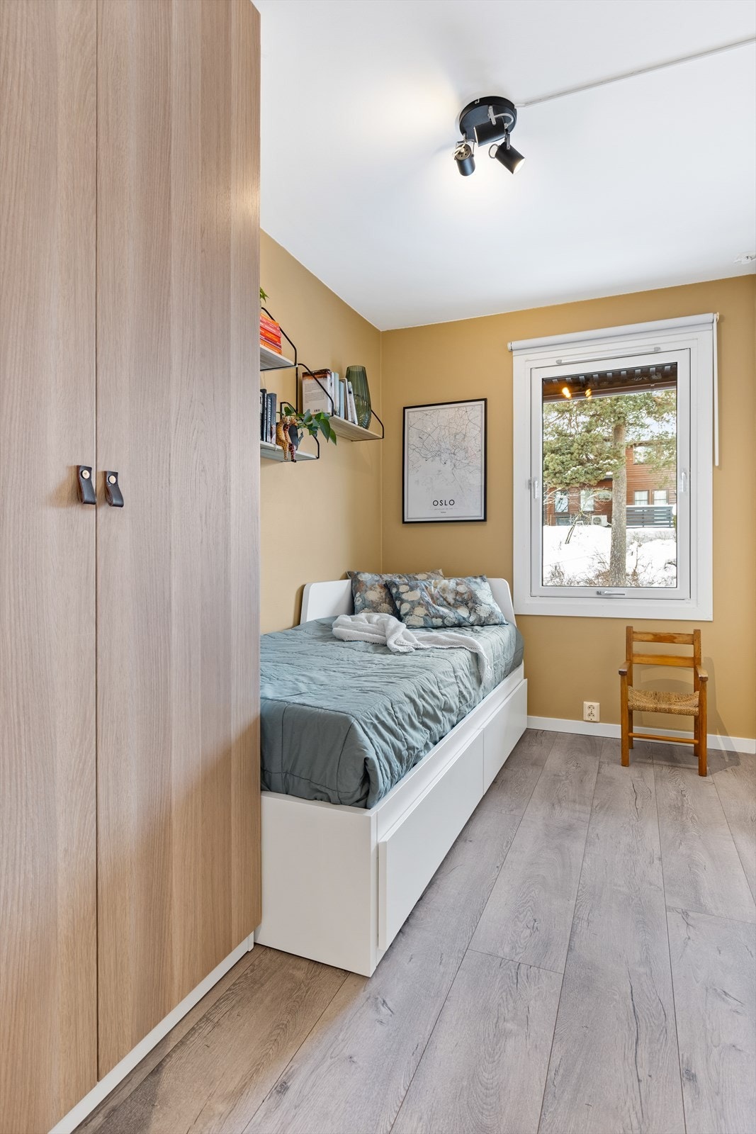 Boligens tredje soverom er også passelig som barnerom eller gjesterom, alt etter eget ønske og behov. Her er det også gode oppbevaringsmuligheter. Galleribilde