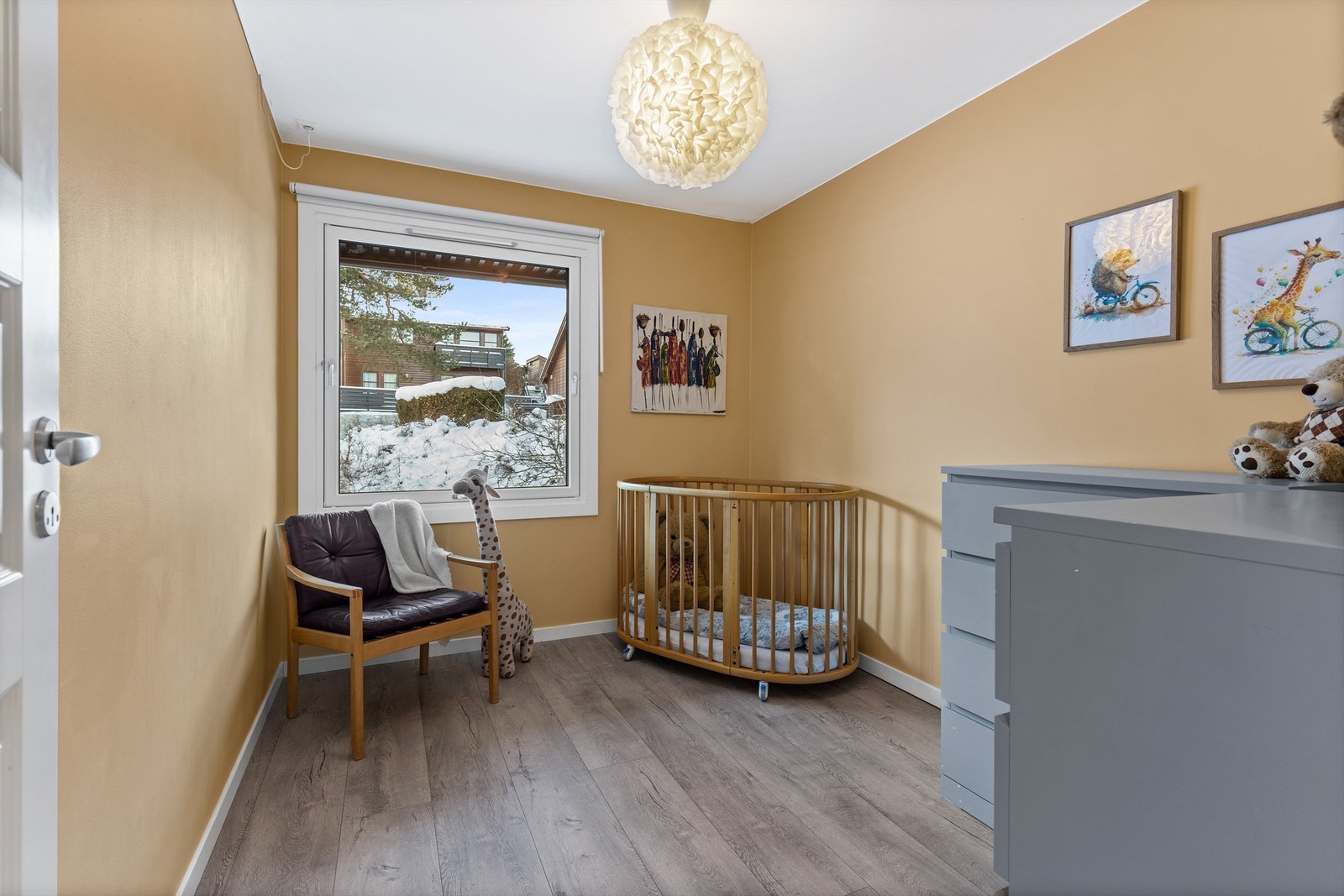 Boligens andre soverom er også av god størrelse og passer perfekt som barnerom, gjesterom eller kontor. Galleribilde