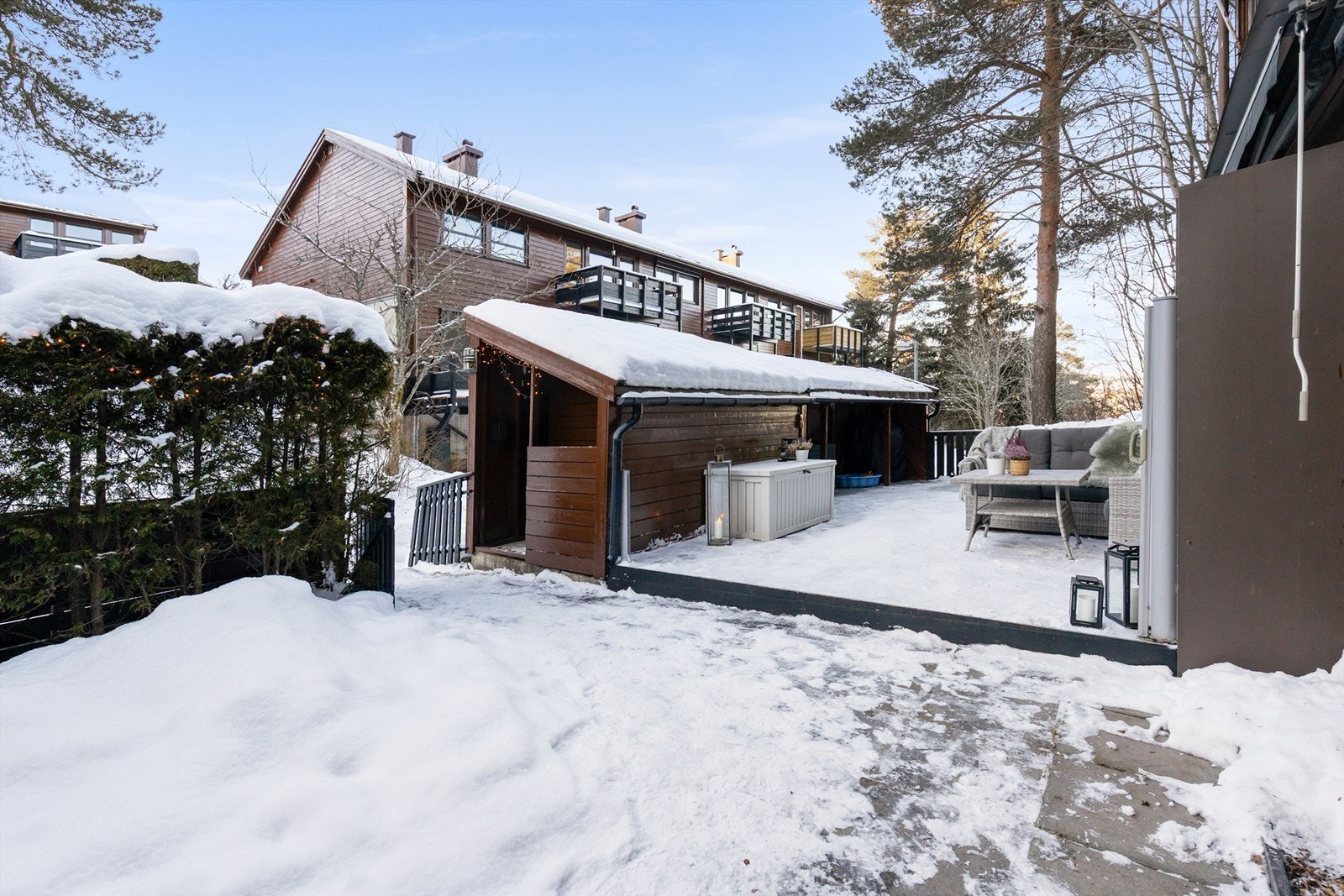 Uteområdet er pent opparbeidet med tujahekker som skjermer for innsyn. Her er det også en utvendig bod med gulvflate på ca. 5 m2. Galleribilde