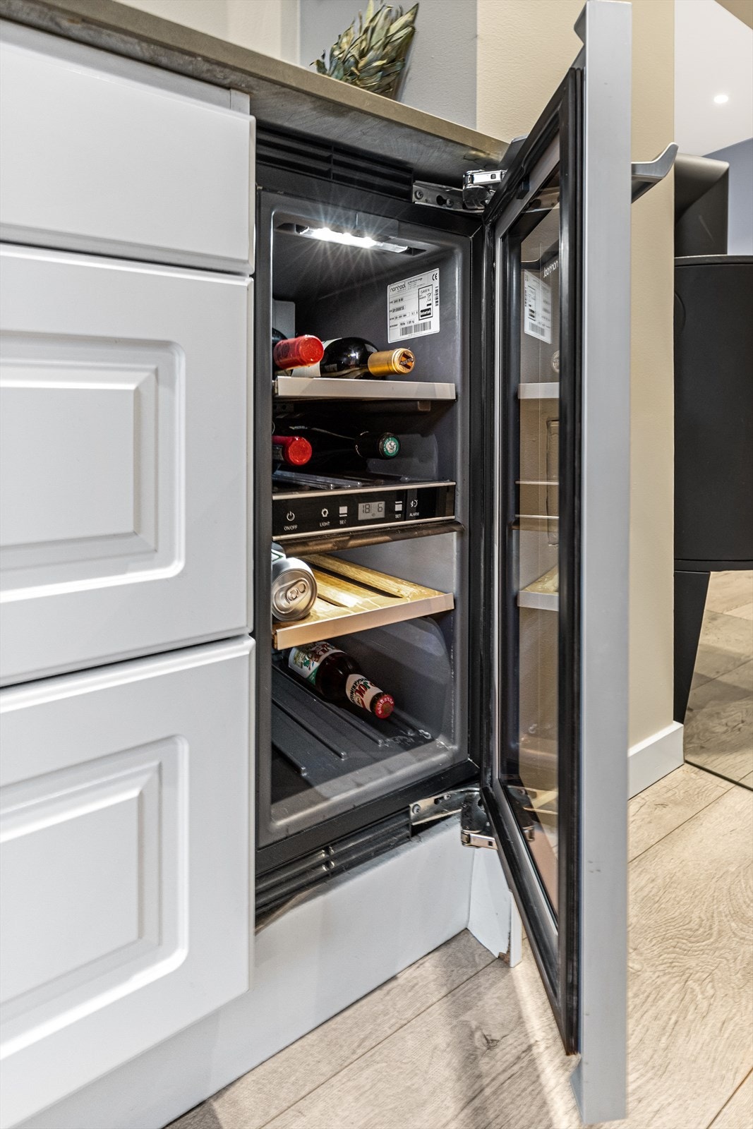 Integrert vinskap medfølger salget! Galleribilde