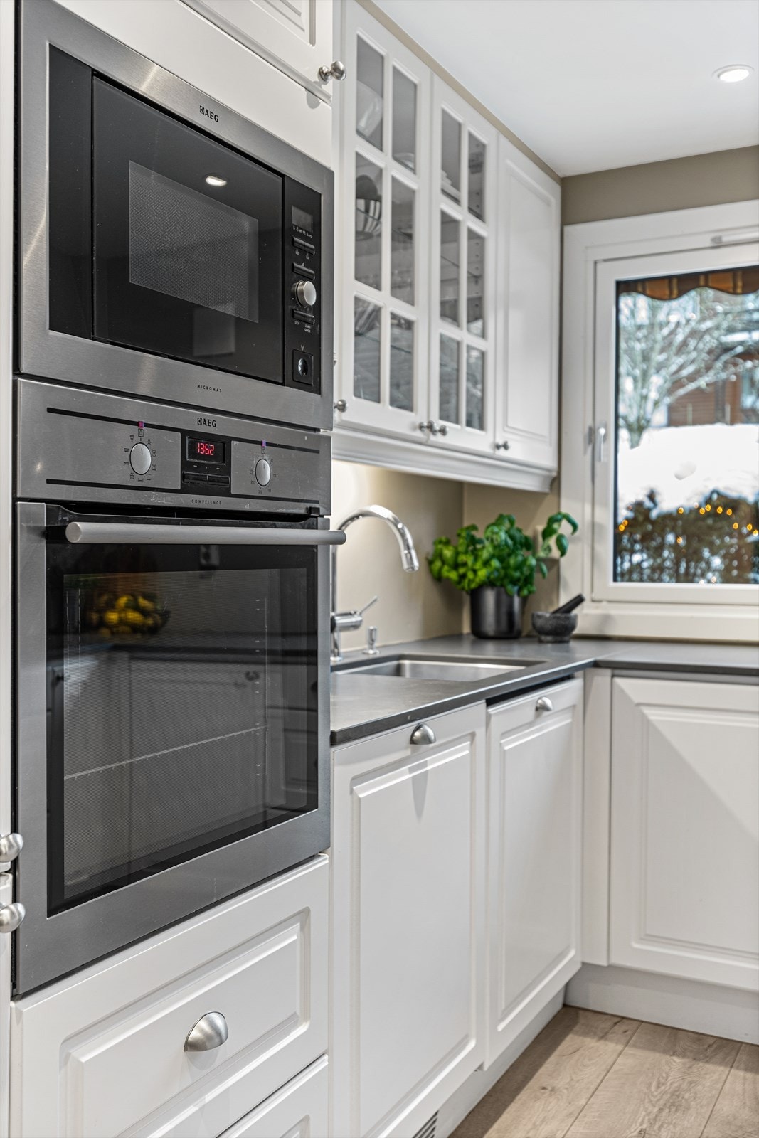 Kjøkkenet er utstyrt med funksjonelle AEG hvitevarer. Galleribilde