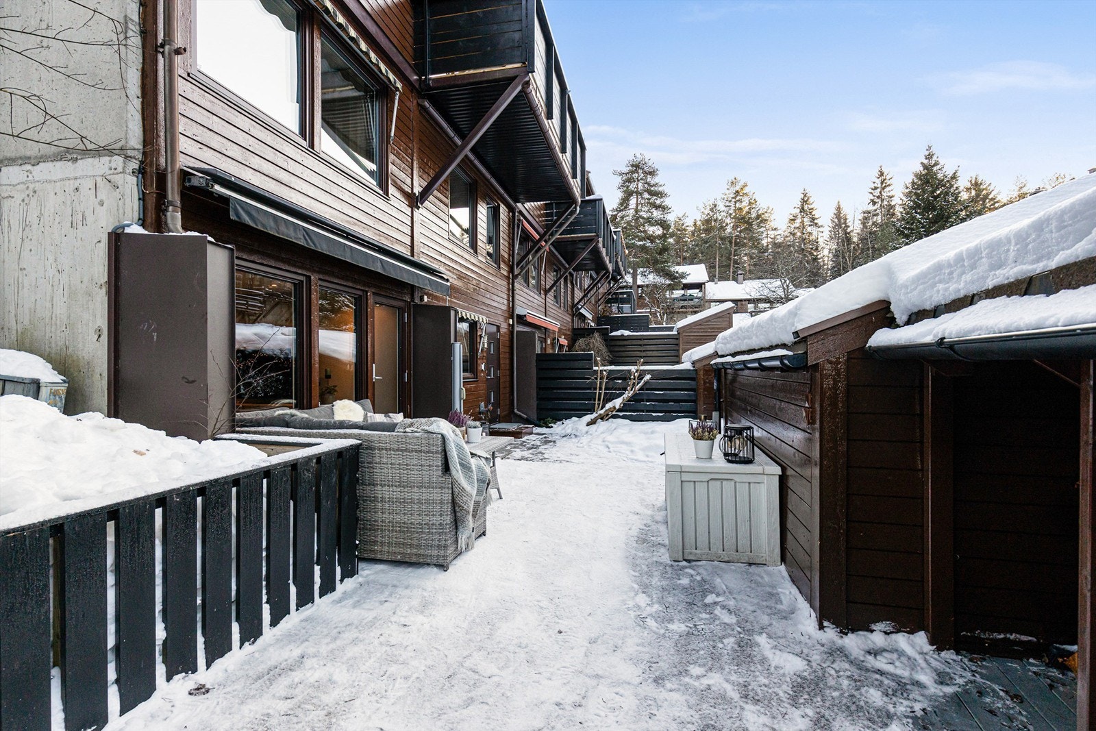 Den store uteplassen er perfekt for å samle venner og familie, og nyte sommerdagene i eget hjem. Galleribilde