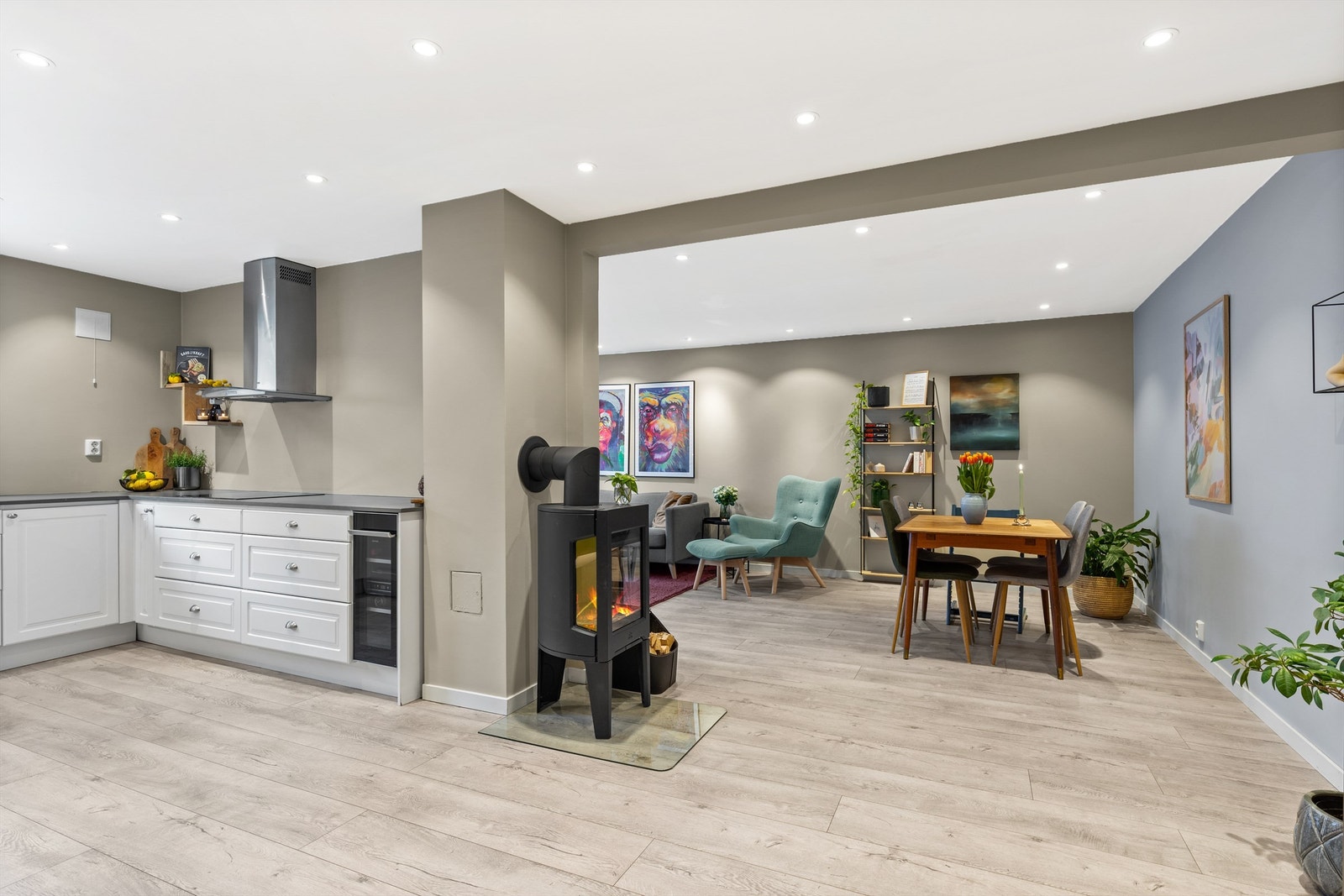 Stue og kjøkken-området brer seg over nærmest hele etasjeplanet. Galleribilde