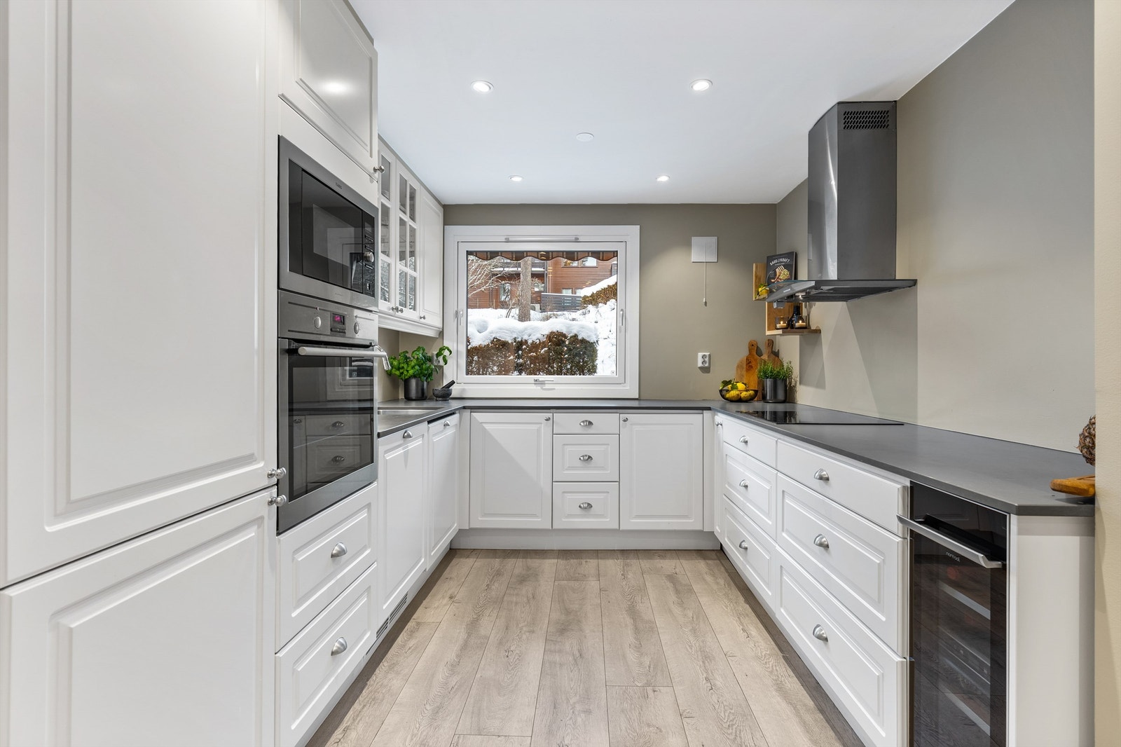 Kjøkkenet er av profilerte fronter og benkeplate av stein, med nedfelt vaskekum. Galleribilde