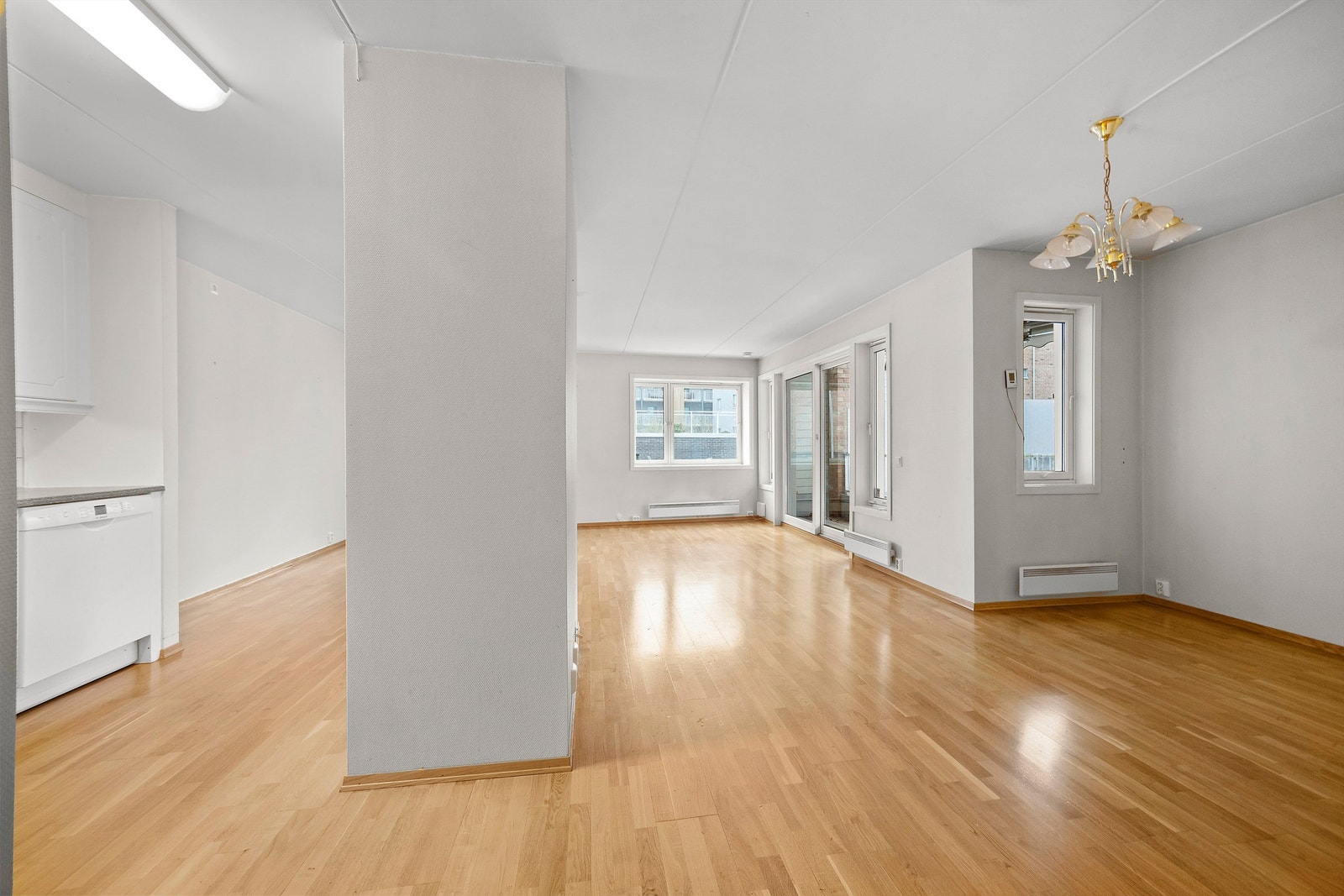 Det er delvis åpenløsning mellom stue og kjøkken. Galleribilde