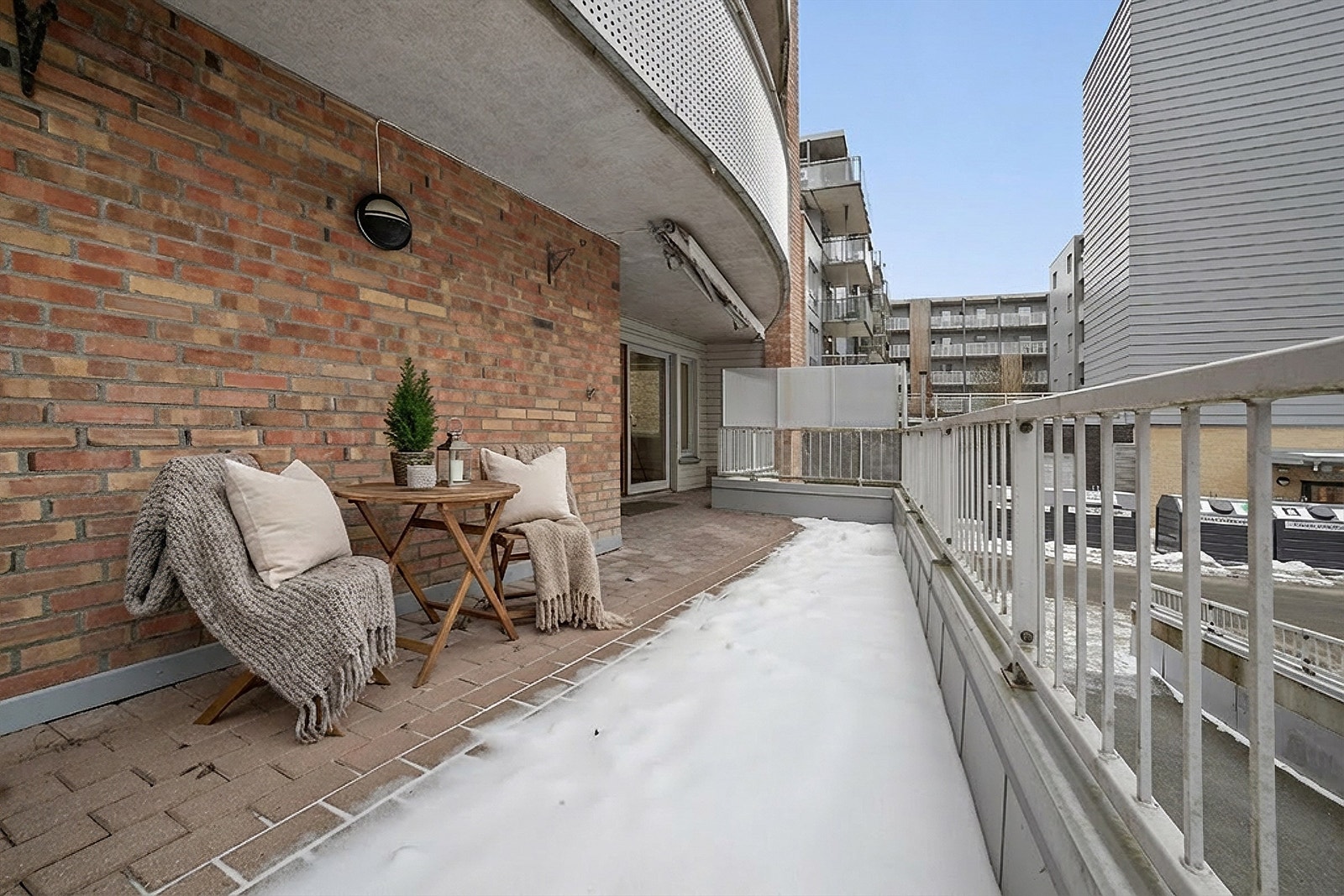 Stor terrasse som kan møbleres med utemøbler og potteplanter. Galleribilde