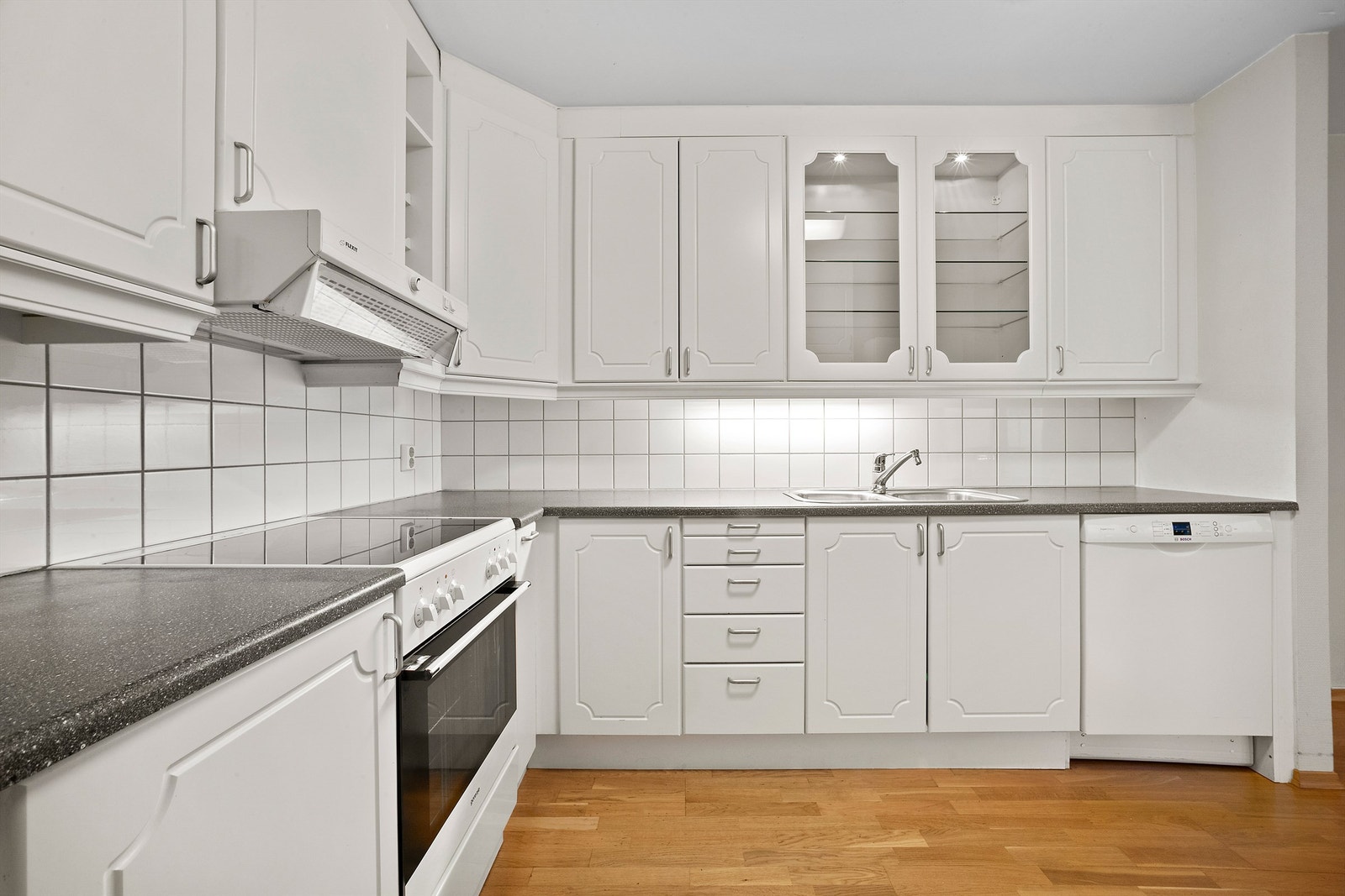 Frittstående stekeovn og kjøleskap medfølger boligen. Galleribilde