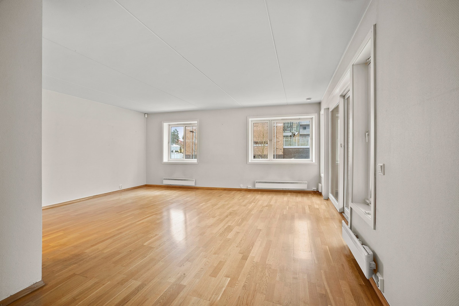 Det er store vindusflater som slipper inn rikelig med lys og bidrar til en luftig atmosfære. Galleribilde