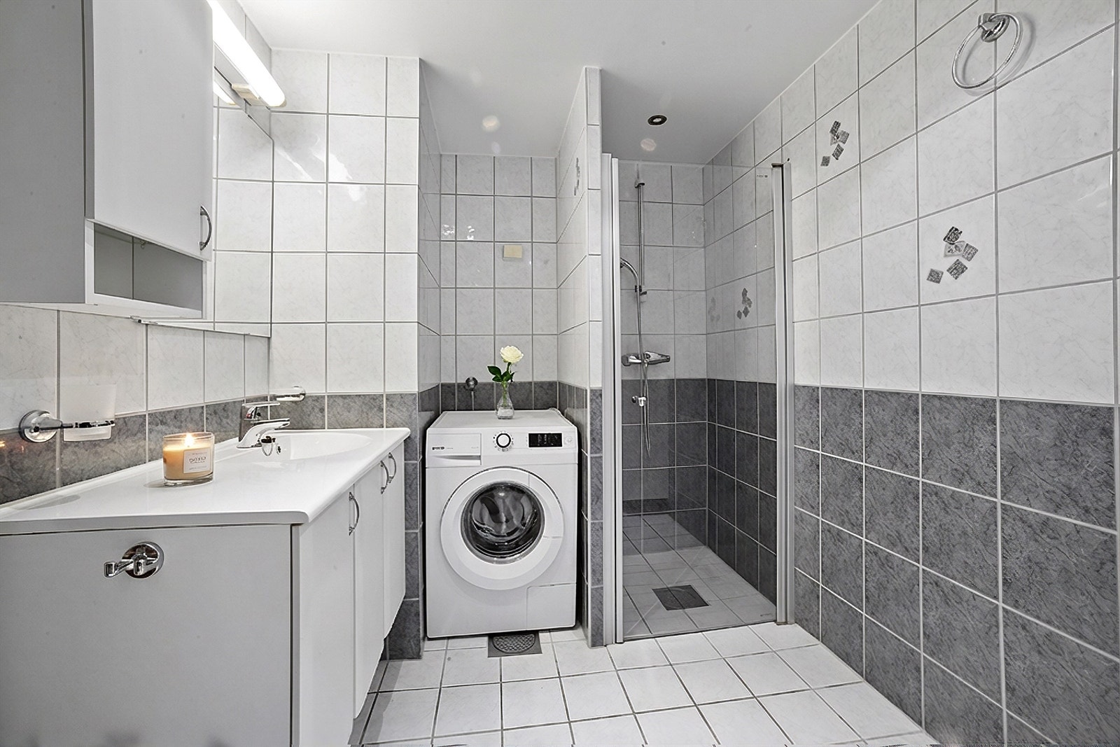 Badet er innredet med vegghengt toalett, servantskap med tilhørende skap, samt frittstående vaskemaskin. Galleribilde