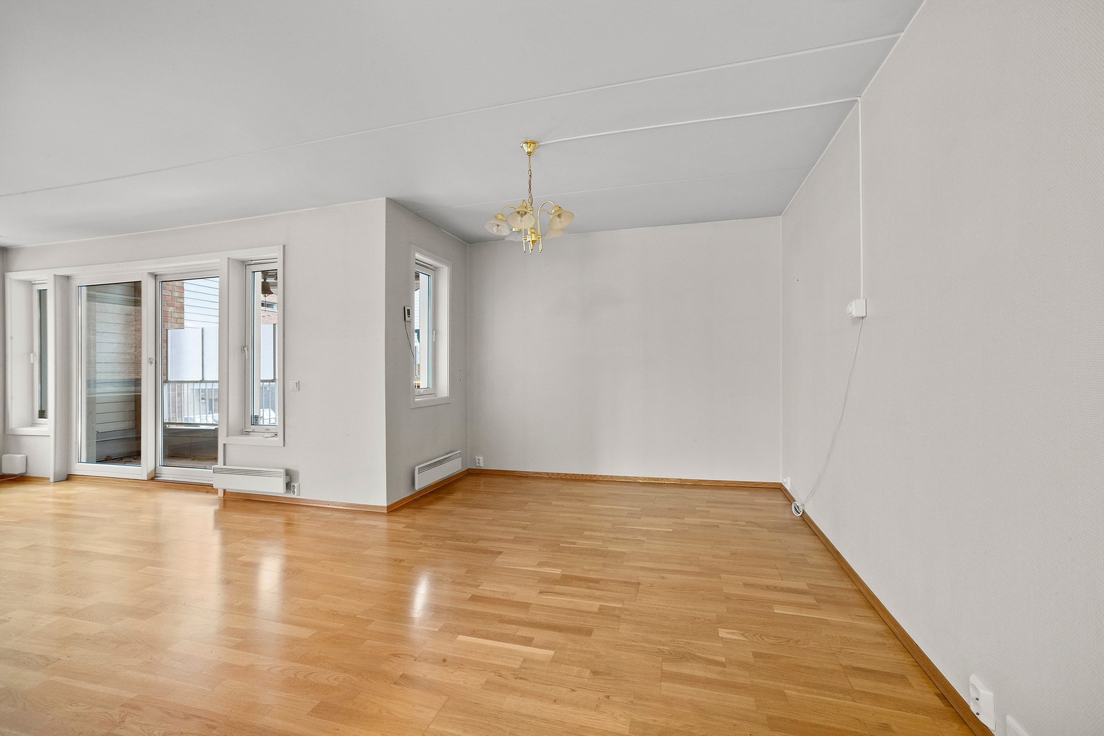 Stuen har slette vegger og parkett på gulvet. Galleribilde