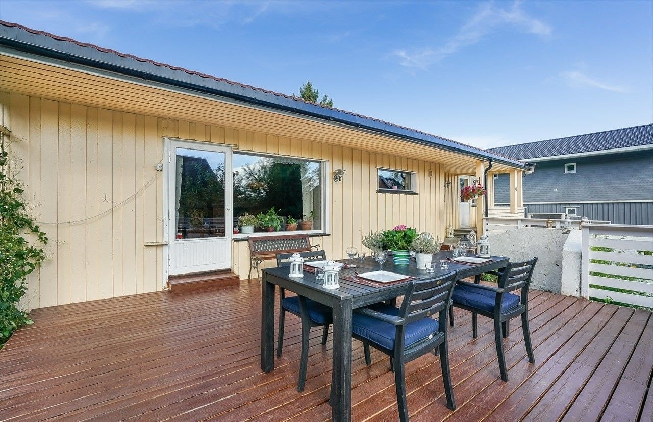 Fra stuen er det utgang til en romslig terrasse på ca. 53 kvm, med rikelig plass til flere sittegrupper og tilhørende møblement. Galleribilde