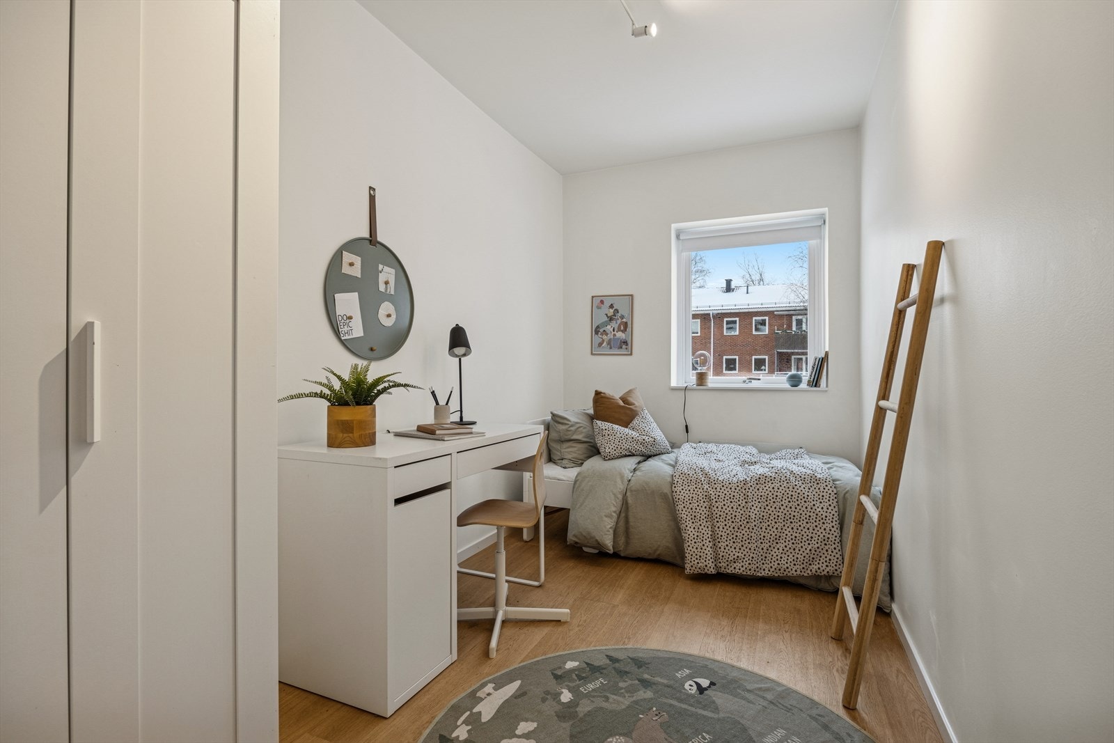 Soverom 2 med garderobeskap Galleribilde