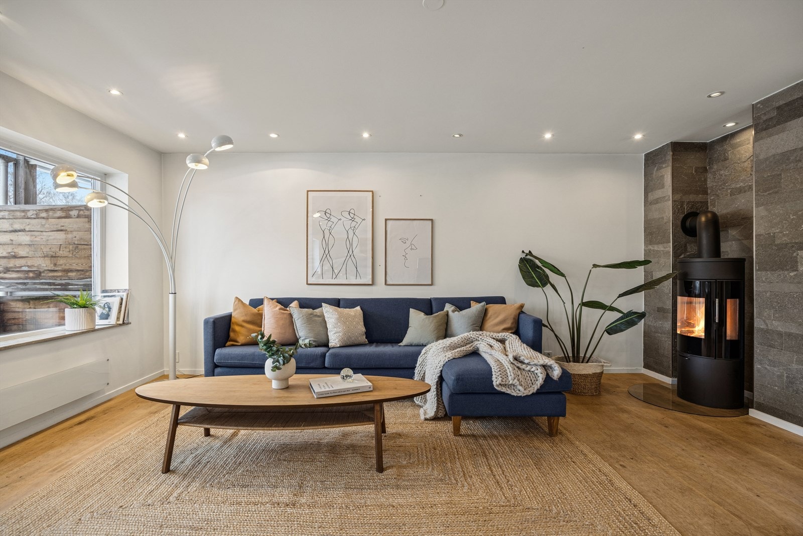 God plass til stor sofagruppe. Fra stue er det utgang til solrik balkong Galleribilde