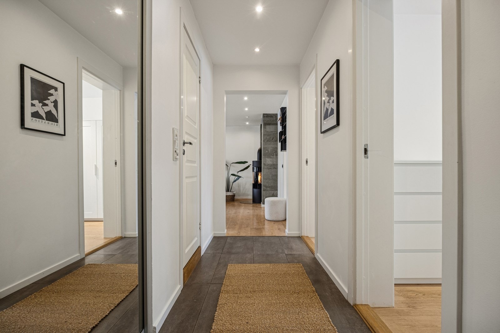 Entrè med skyvedørsgarderobe Galleribilde